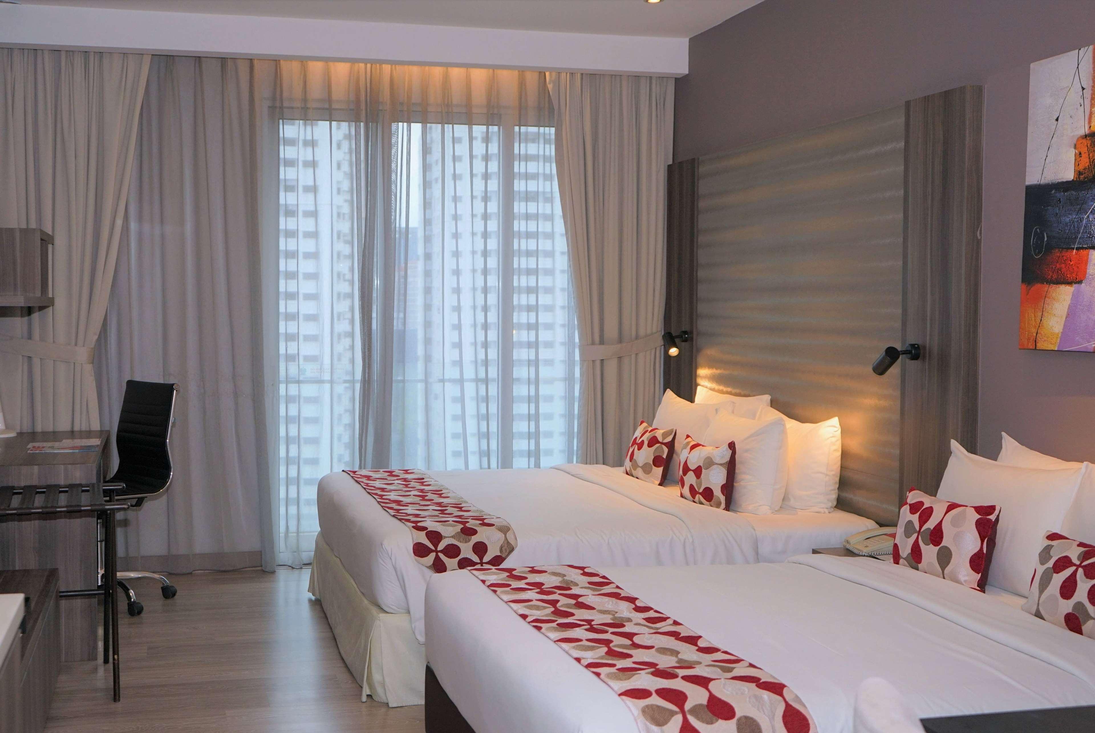 Hollywood, Executive, Studio, Twin Beds