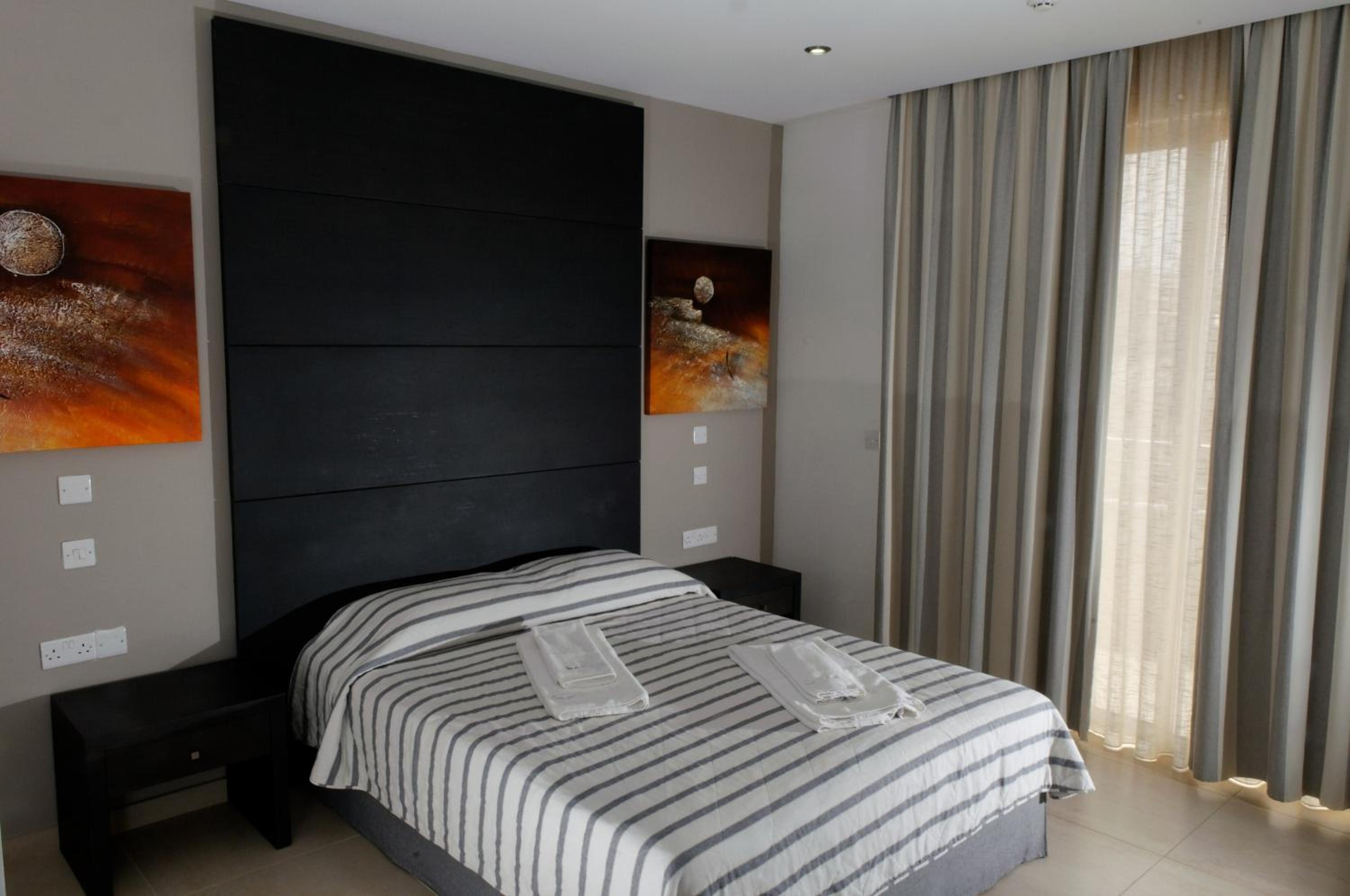 Standard, Inland View, No Balcony