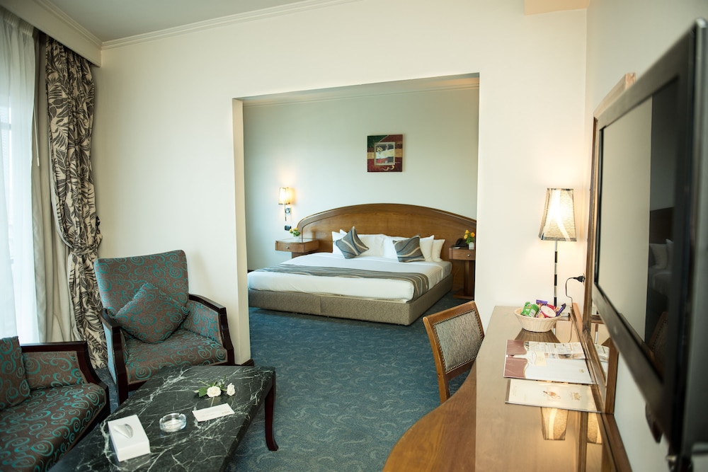 Cherry Maryski Hotel 11/50