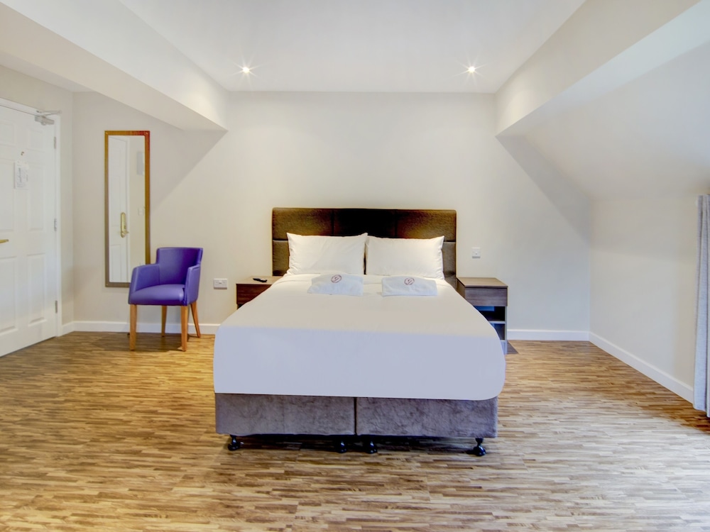 The Gissons Hotel 10/50