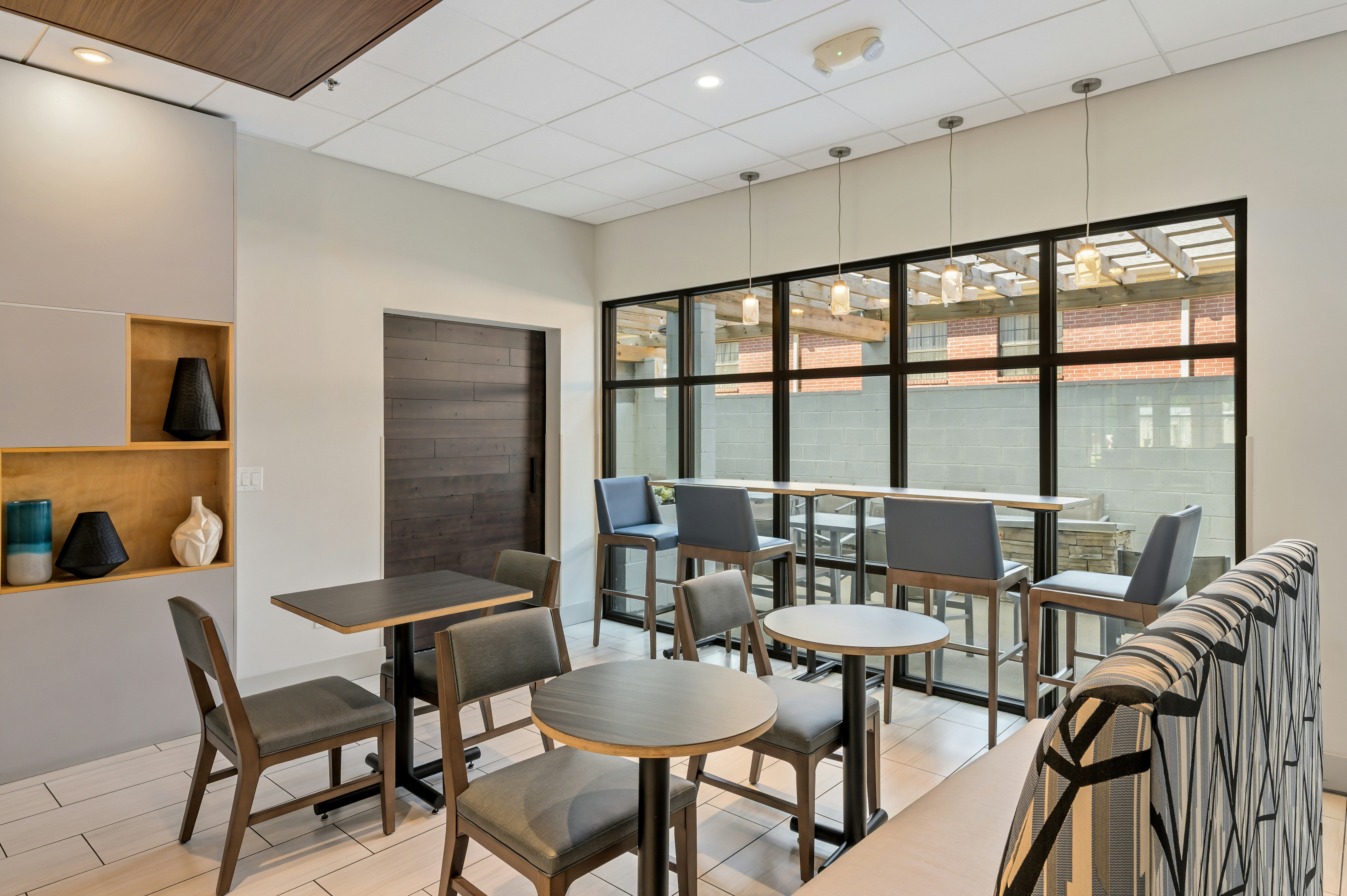 Holiday Inn Express & Suites White Hall 56/72