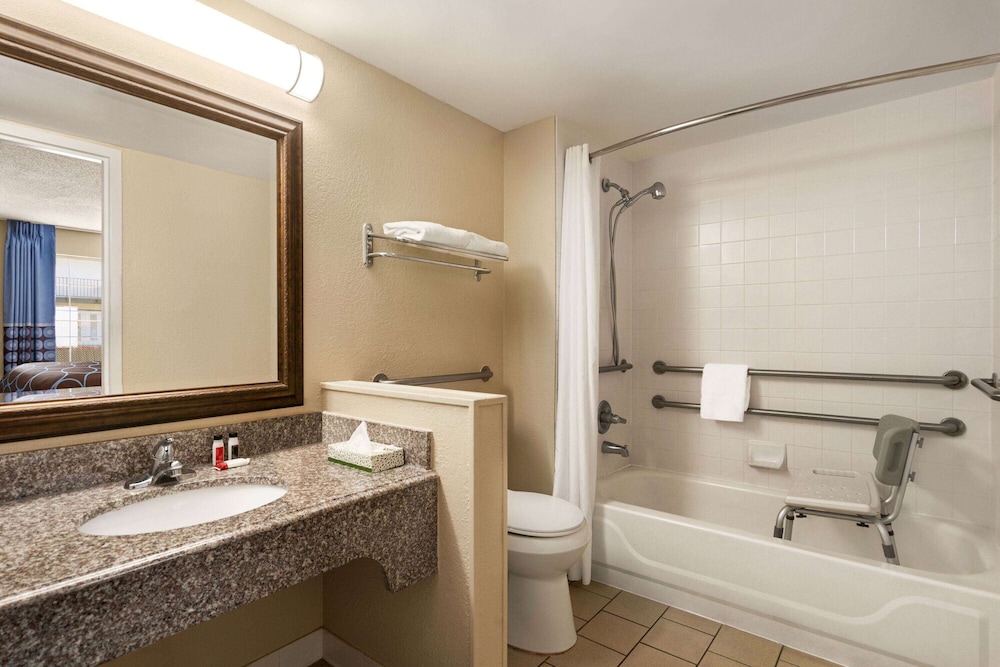 Super 8 By Wyndham Gulfport Near Biloxi 55/57