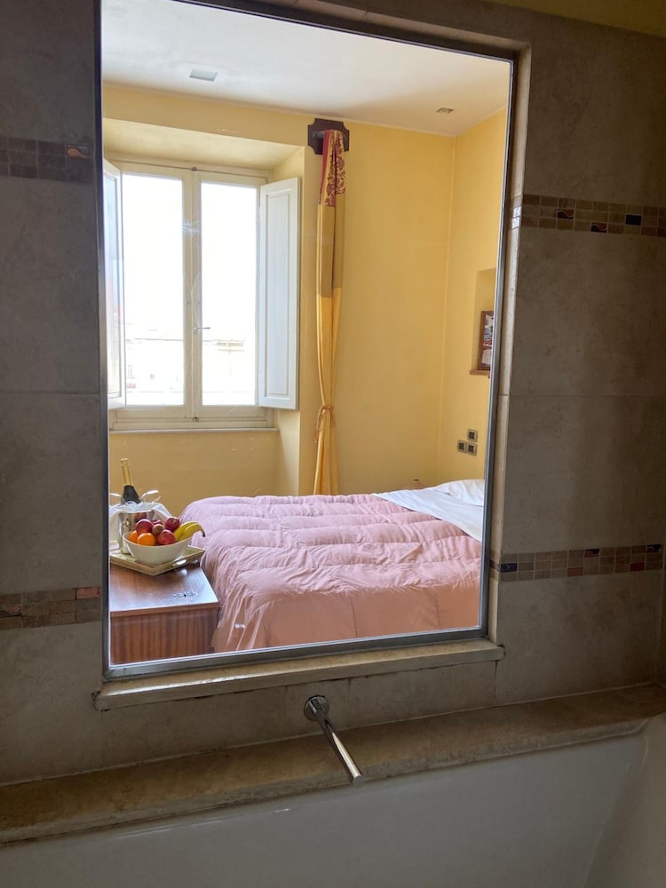 Vogue Hotel 27/70
