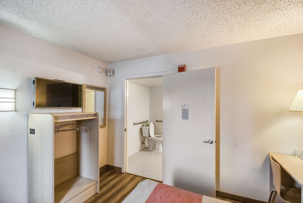 Motel6 Everett, WA - South 24/39