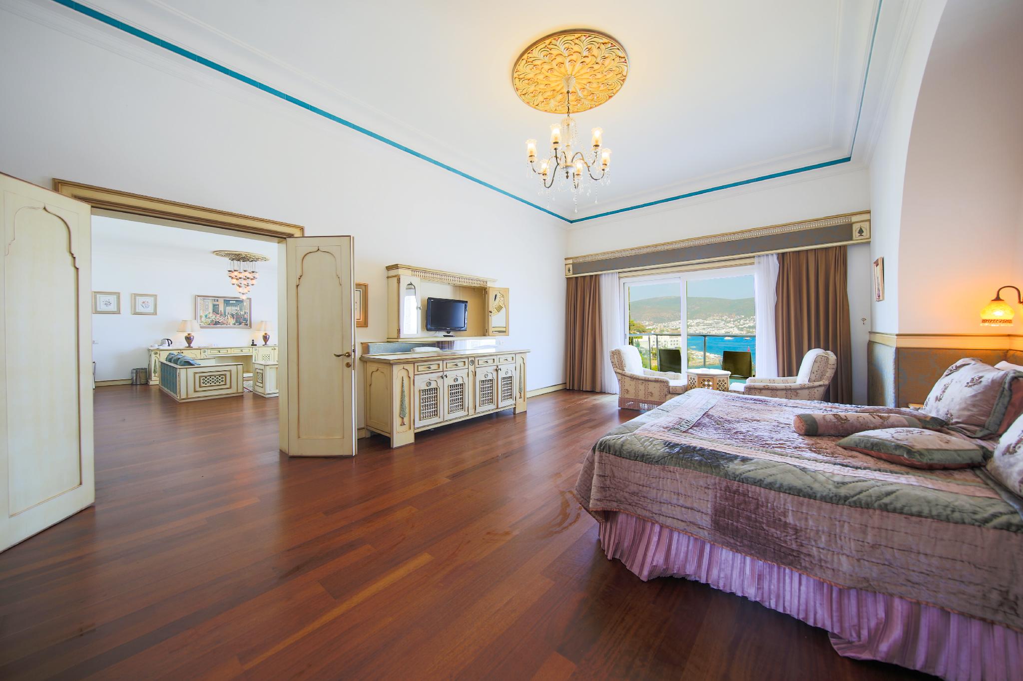 SUITE, KING BED