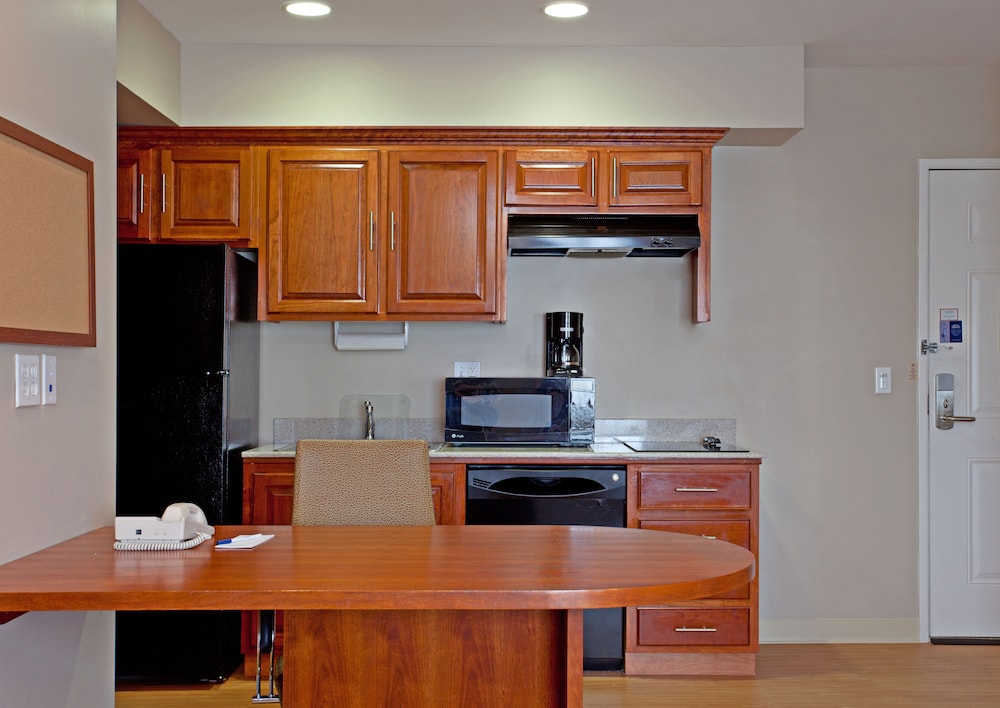 Candlewood Suites LAX Hawthorne 24/36