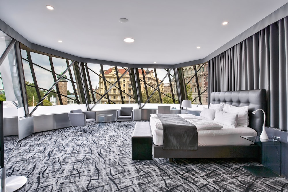 DANCING HOUSE HOTEL 8/75