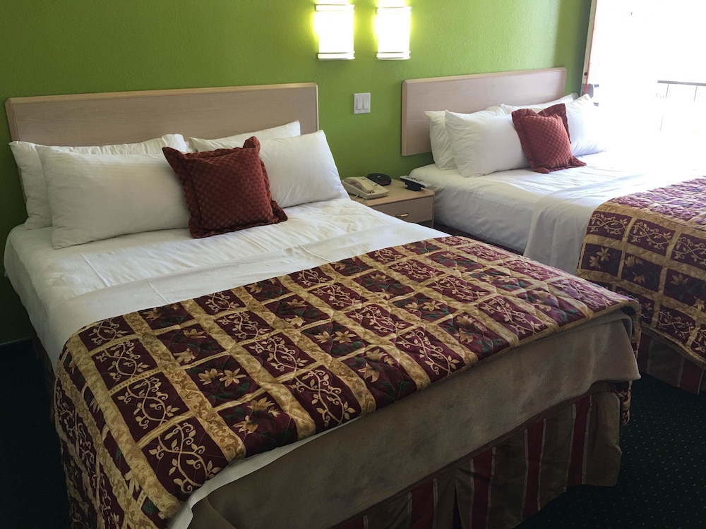 California Inn & Suites 24/31