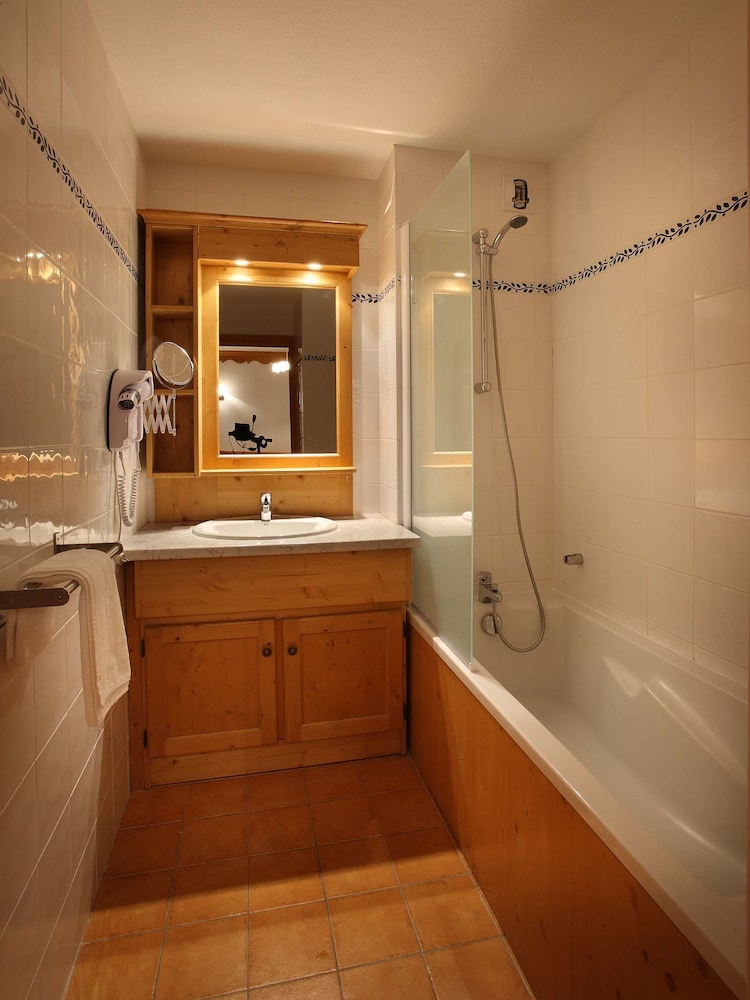 Chalet des Neiges - Oz en Oisans(Sat arr/dep only 49/50