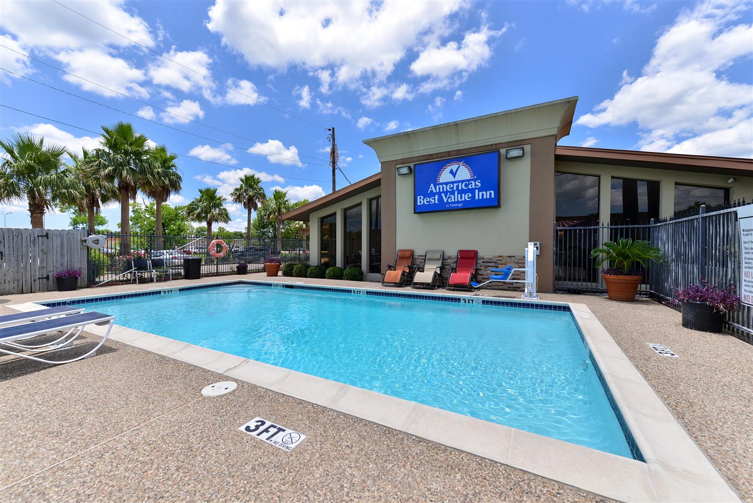Americas Best Value Inn Angleton 21/21