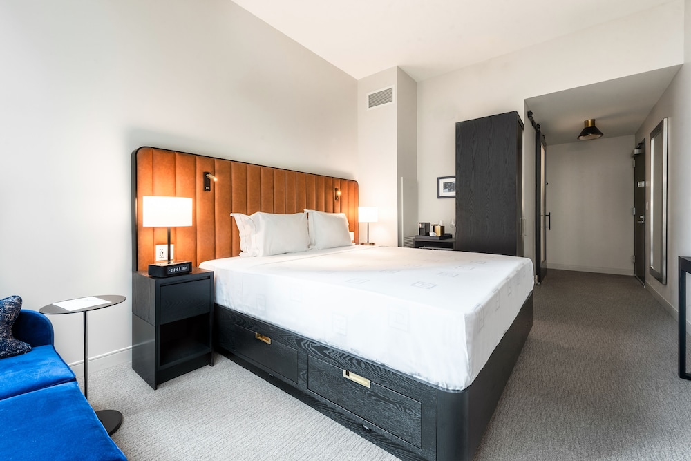 ROOM, KING BED