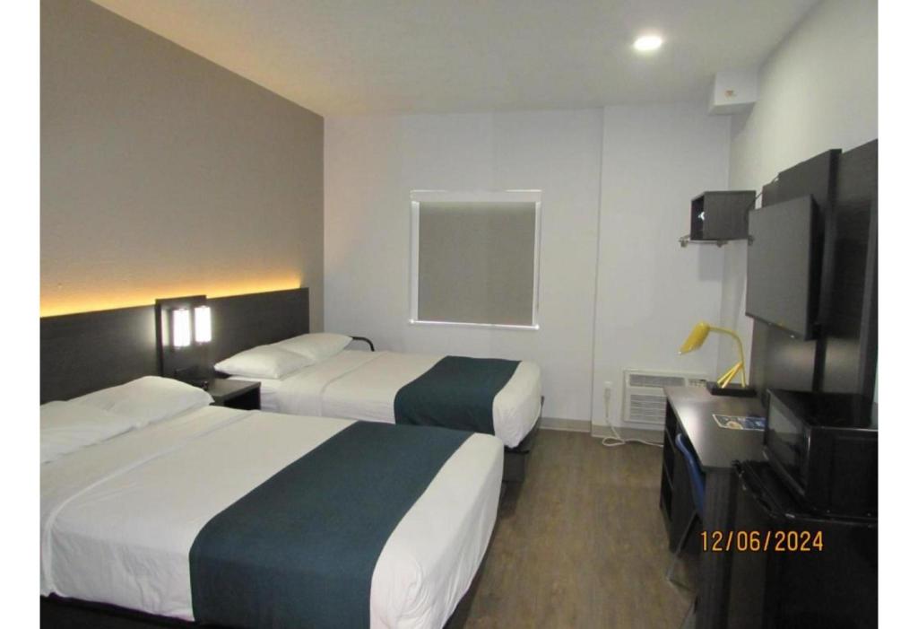 2 Full Beds - ADA/Tub