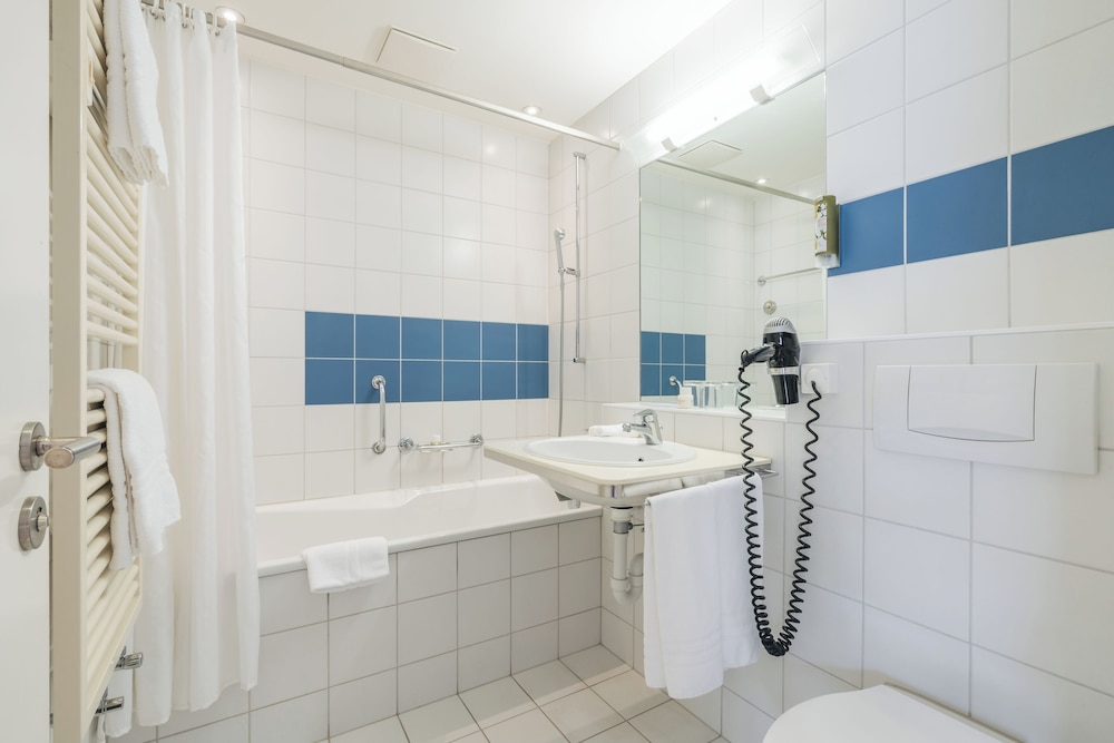 غرفة كلاسيكية عائلية بسرير مزدوج مع أريكة، Laudinella Hotel 6/6