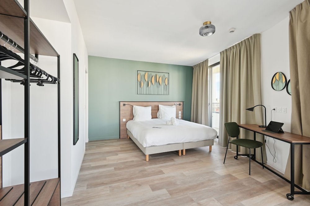 EXECUTIVE, STUDIO, KING BED, SOFA