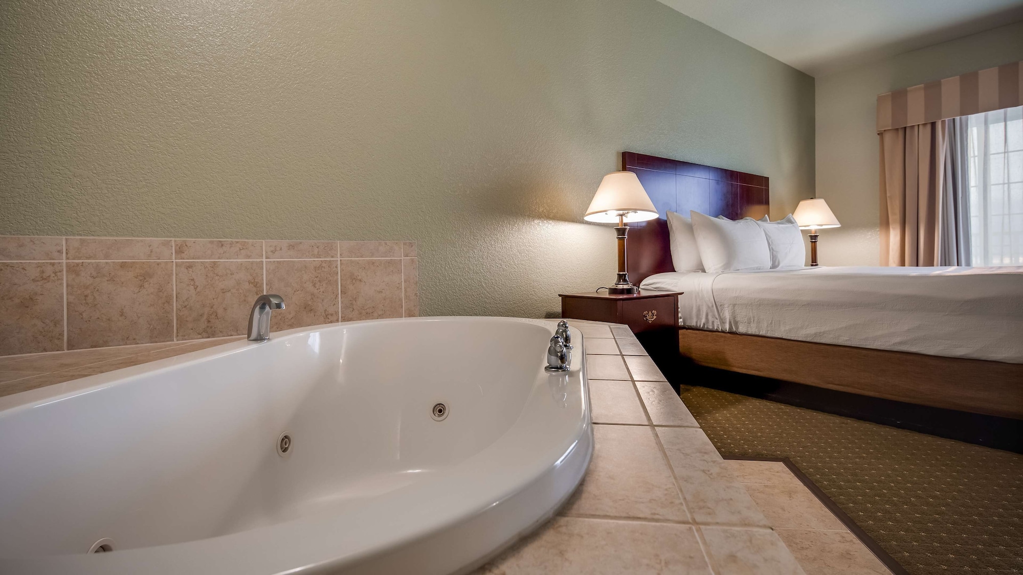 غرفة قياسية بسرير كينج بحوض جاكوزي، Best Western Plus Bayshore Inn 9/9