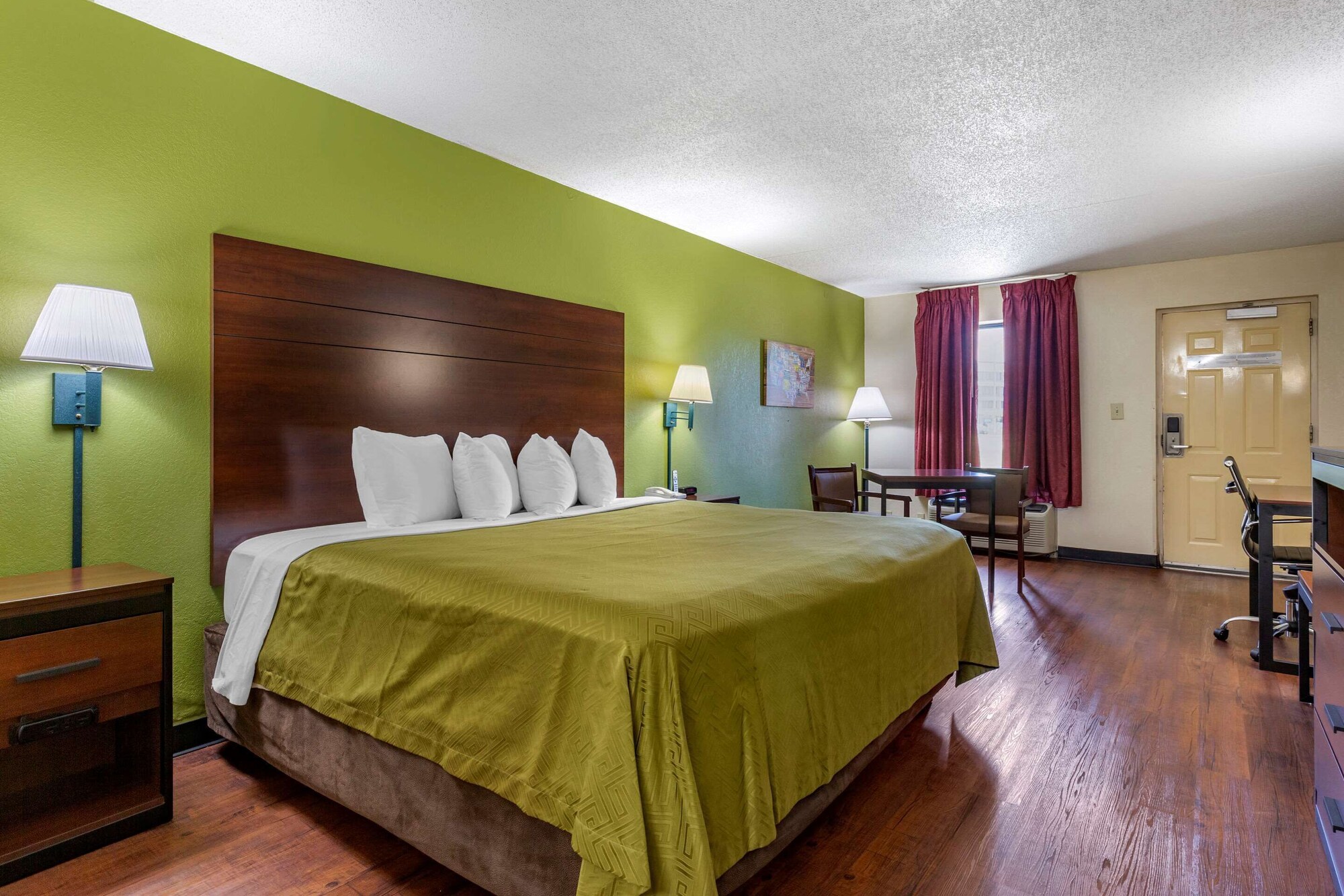 ROOM, KING BED, SMOKING