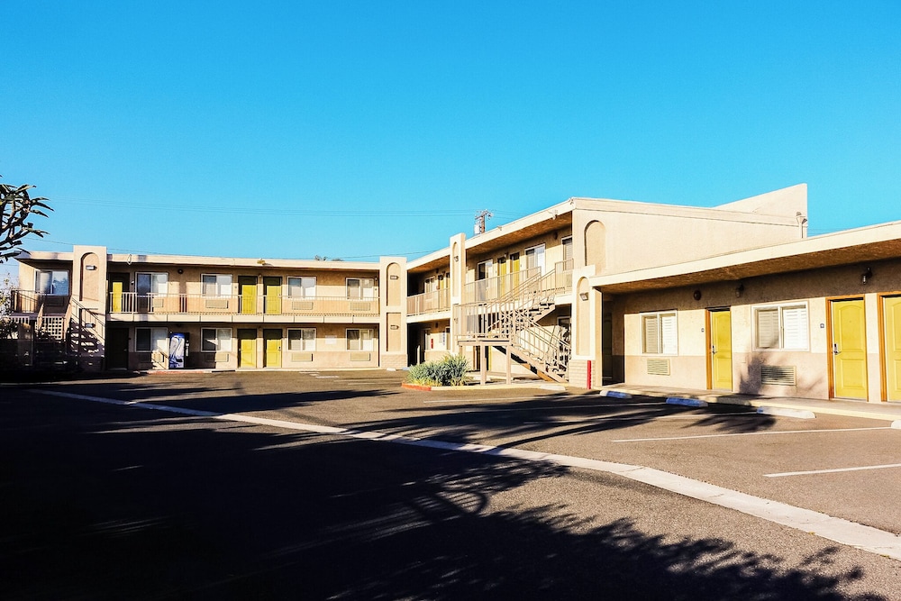 Tropic Lodge 38/50