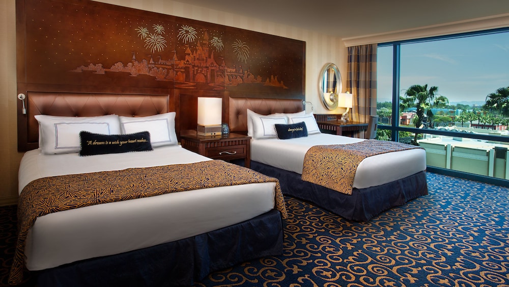 Disneyland Hotel 23/70