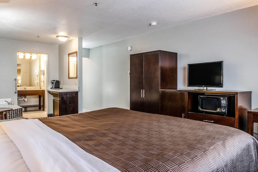 Suite, King Bed, Hot Tub