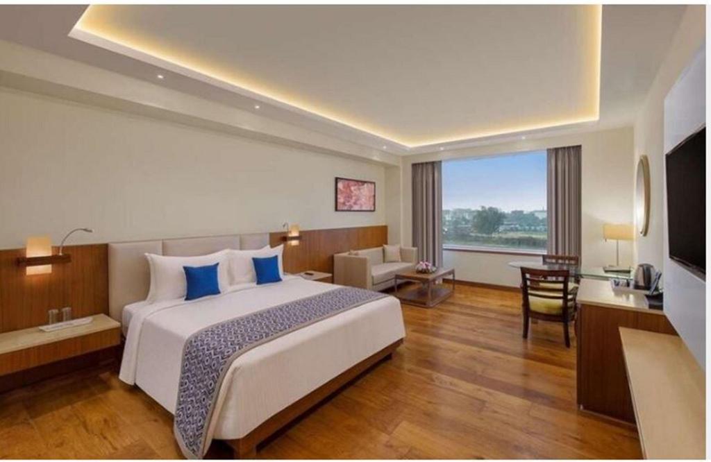 Junior Suite, Double Bed, Bath and Shower, Living Area