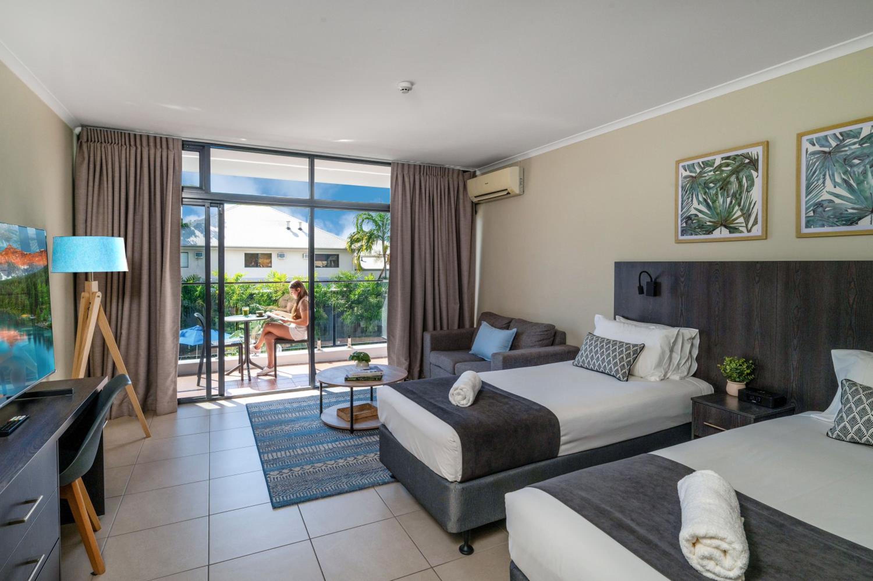 Room, King Bed, Pool Side