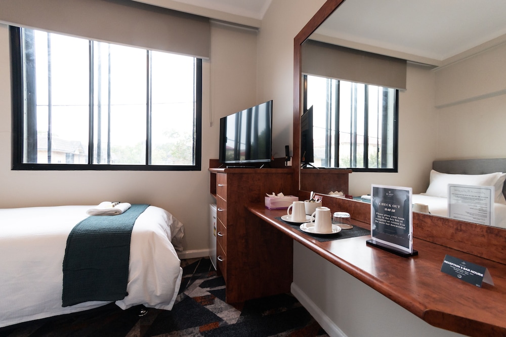 Harp Hotel 36/49