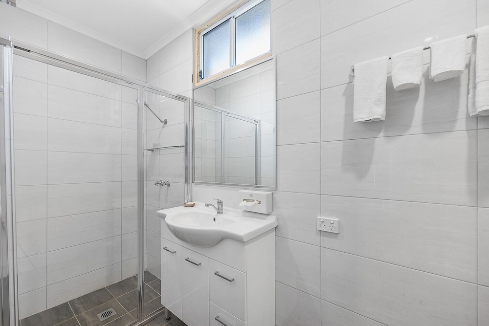 Motel, Deluxe, 1 Queen and 1 Single Bed، Plainsman Motel 5/8