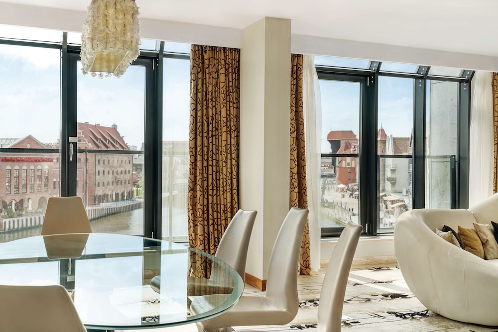 Hilton Gdansk 30/77