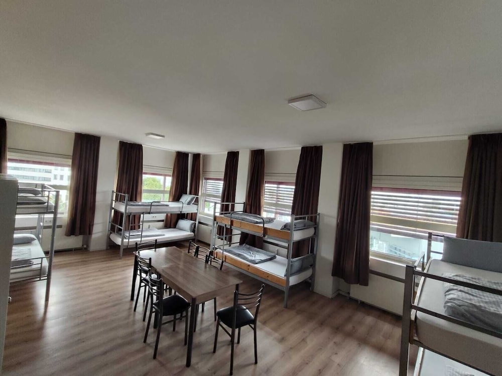 Low Budget Hostel 37/53