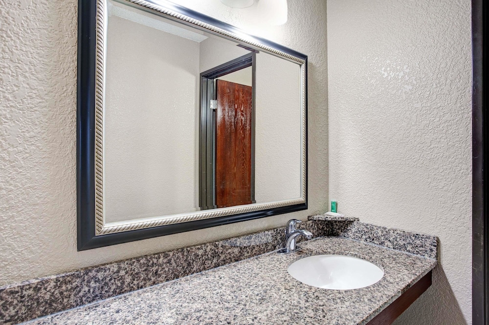 Super 8 By Wyndham Roseville/Detroit Area 27/44