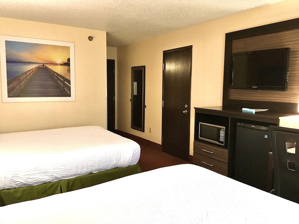Days Inn Suites By Wyndham Traverse City 13/50