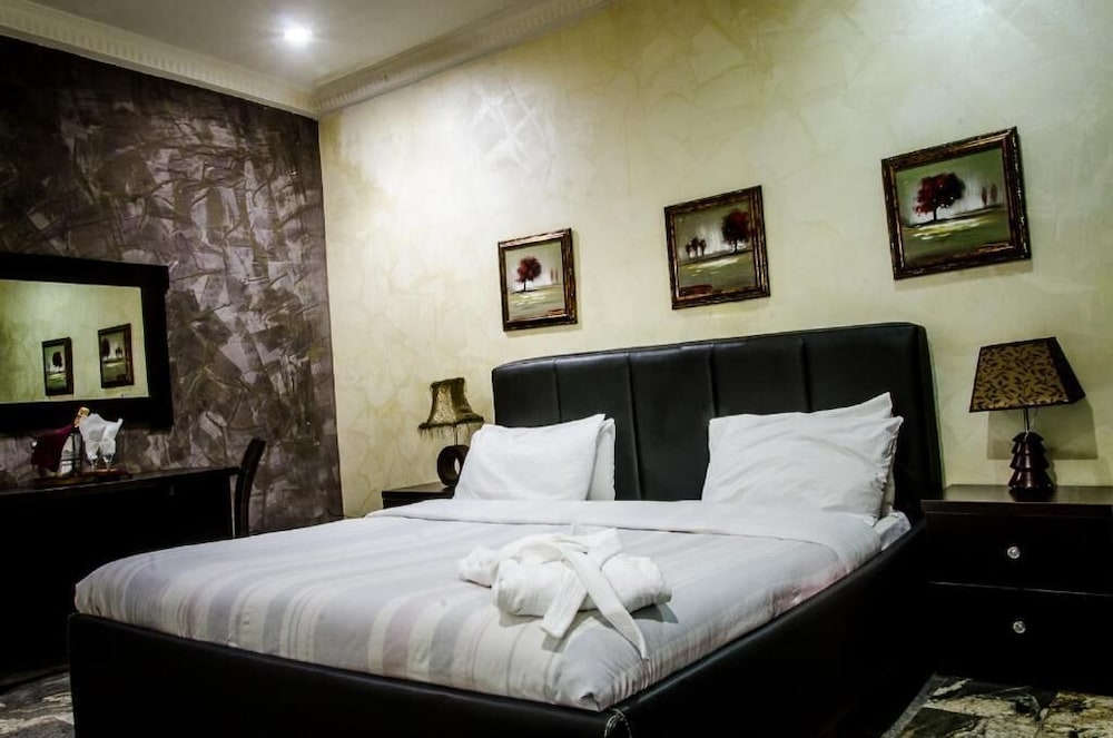 3j Apos S Hotel Ltd 13/64