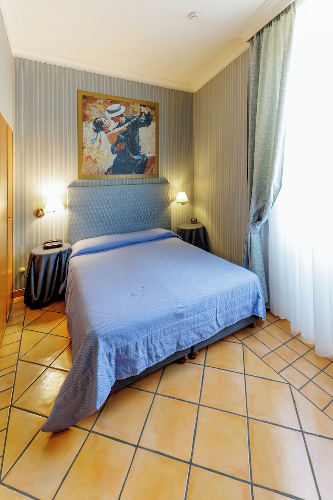 ROOM, DOUBLE BED