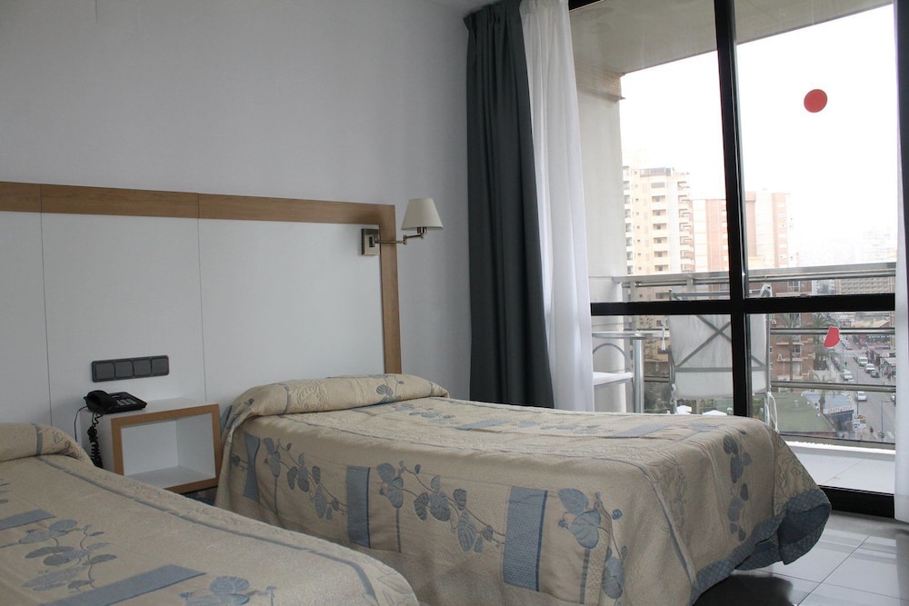 Marina Hotel 4/34
