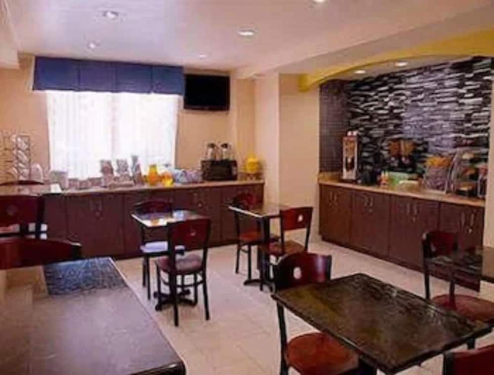 Super 8 by Wyndham Irving/DFW Apt/North 21/25