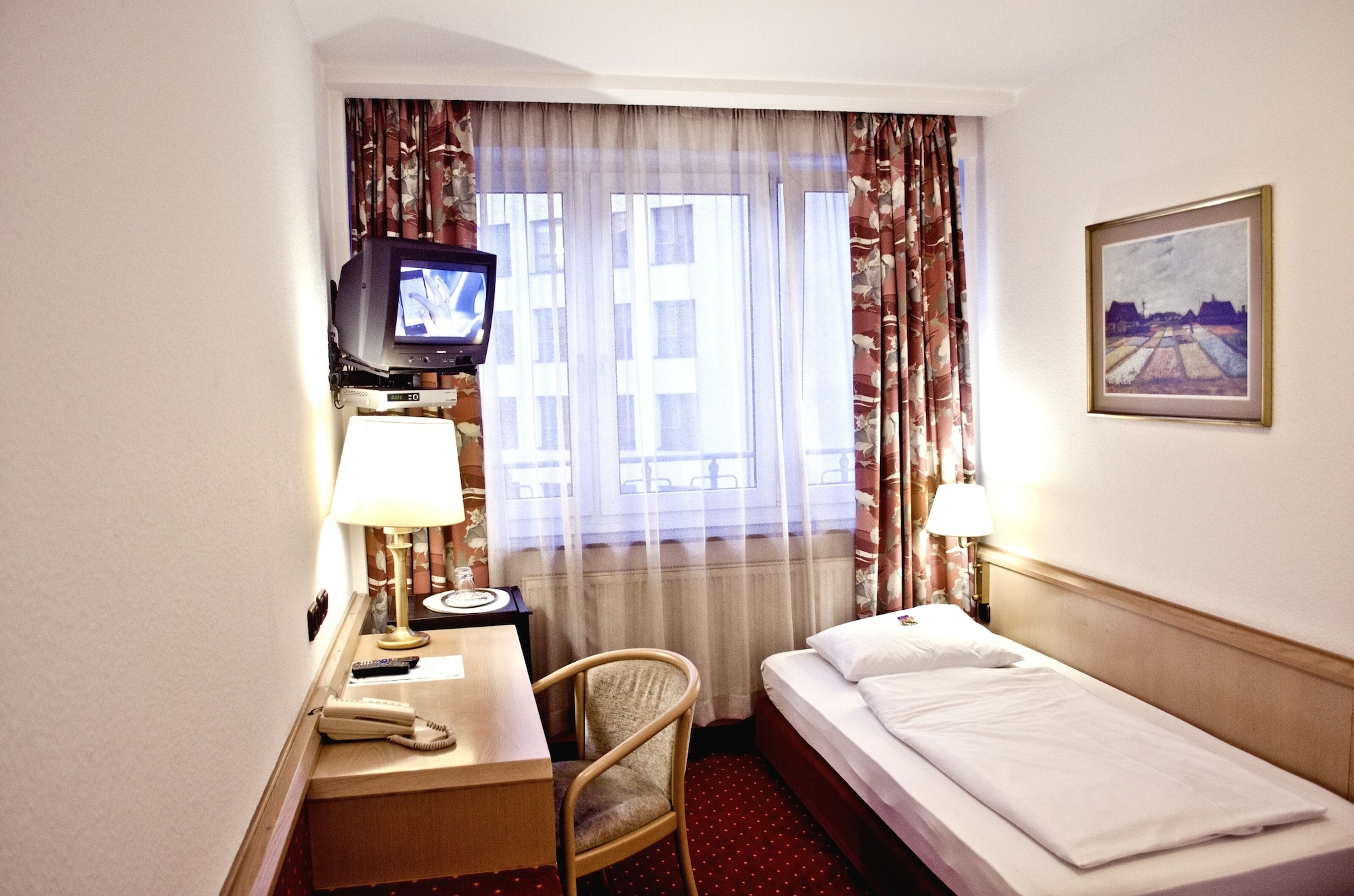 ROOM, SINGLE