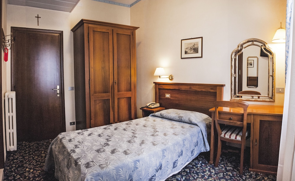 ROOM, SINGLE