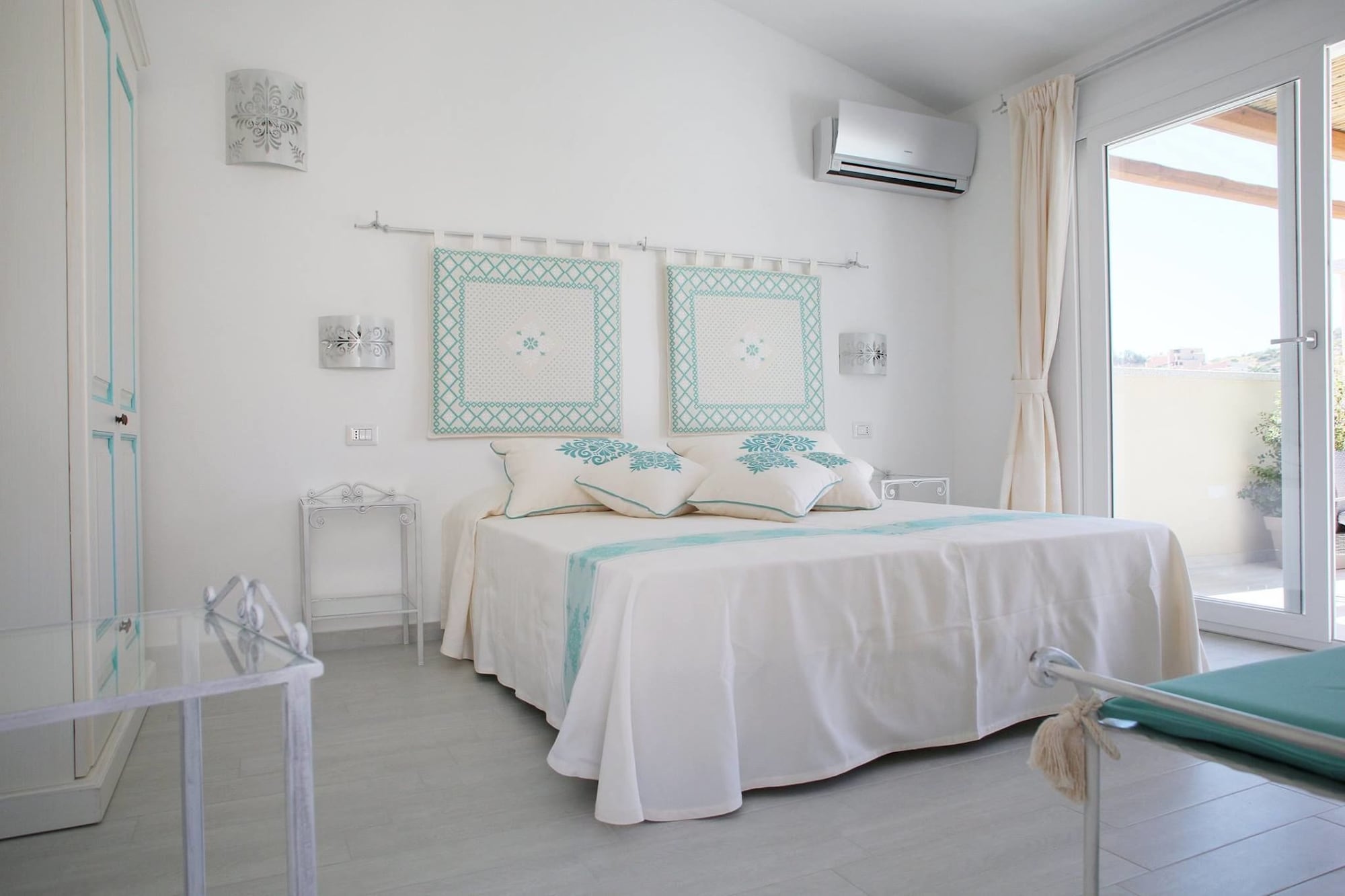 SUPERIOR, DOUBLE OR TWIN BED