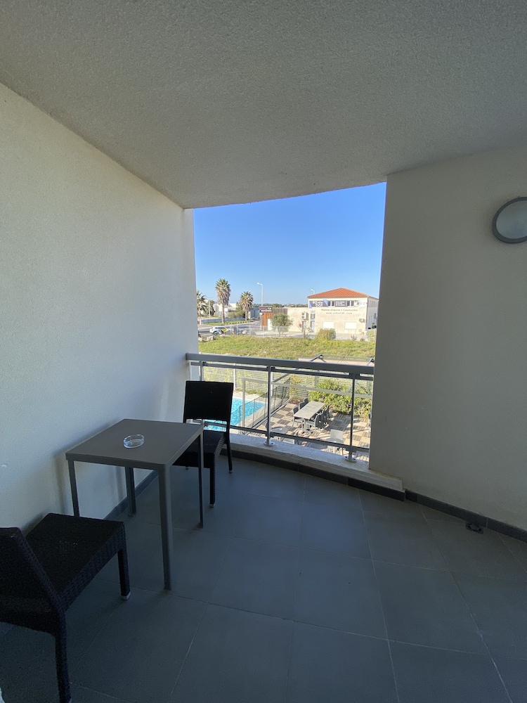 Hotel Les Domes - Perpignan Sud by Hosteletour 47/65