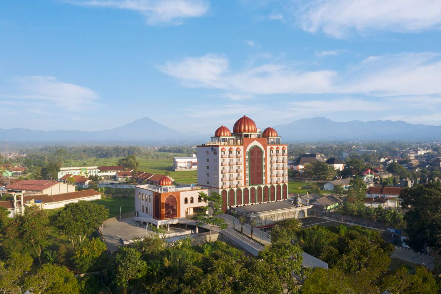 Alhambra Hotel & Convention 2/9