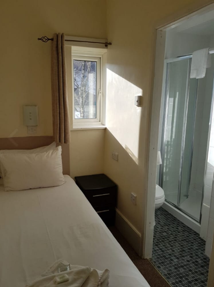 Brooklands Hotel Bed And Breakfast Bournemouth 16/32