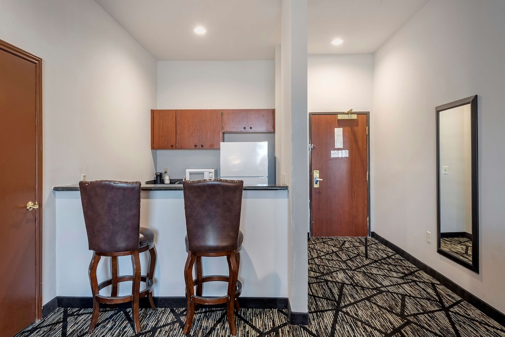 Best Western Plus Mckinney Inn & Suites 25/37