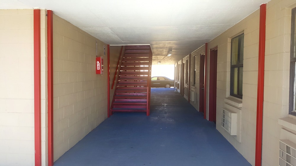 Budget Inn 15/17