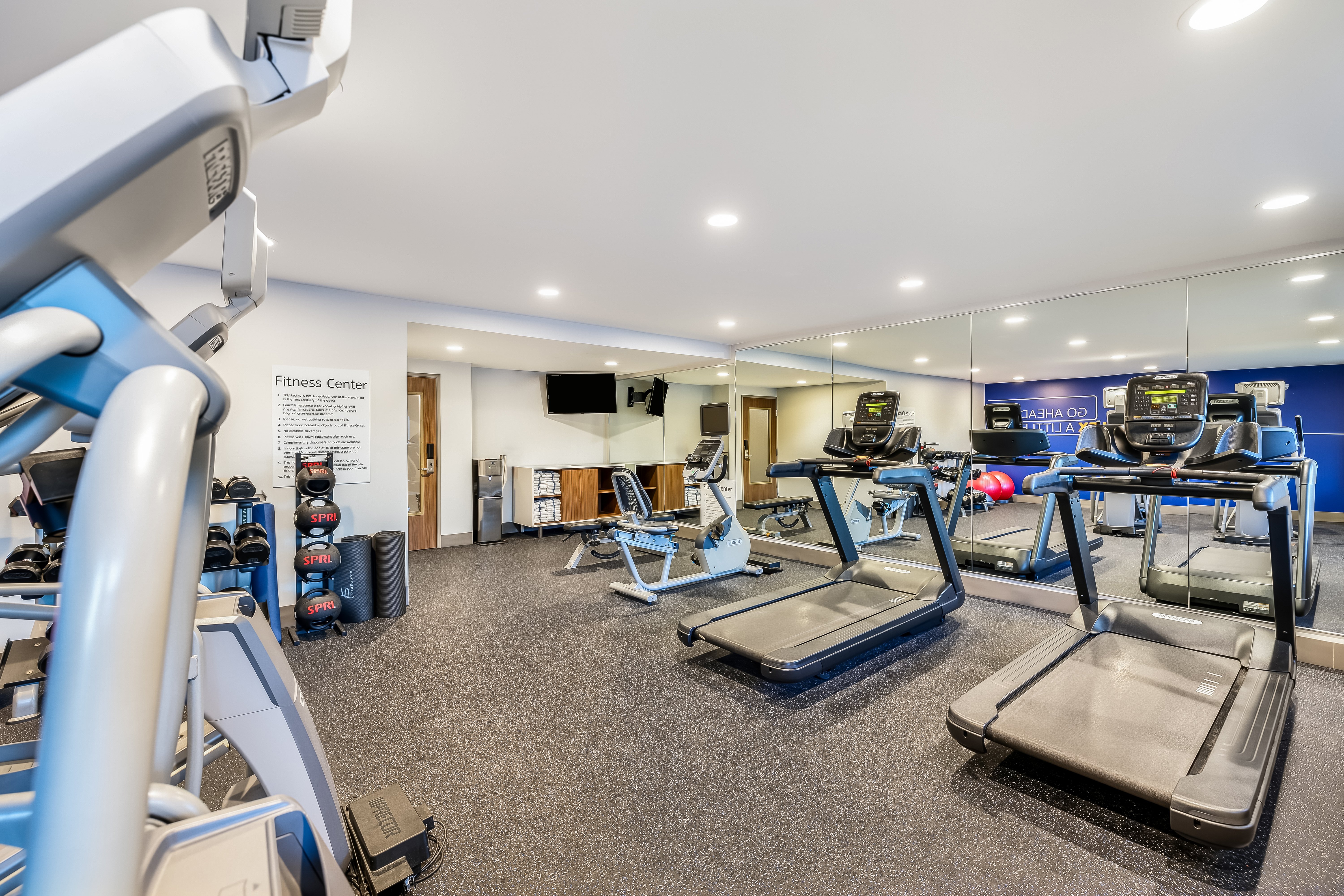 Holiday Inn Express Hotel Suites Minneapolis 16/22