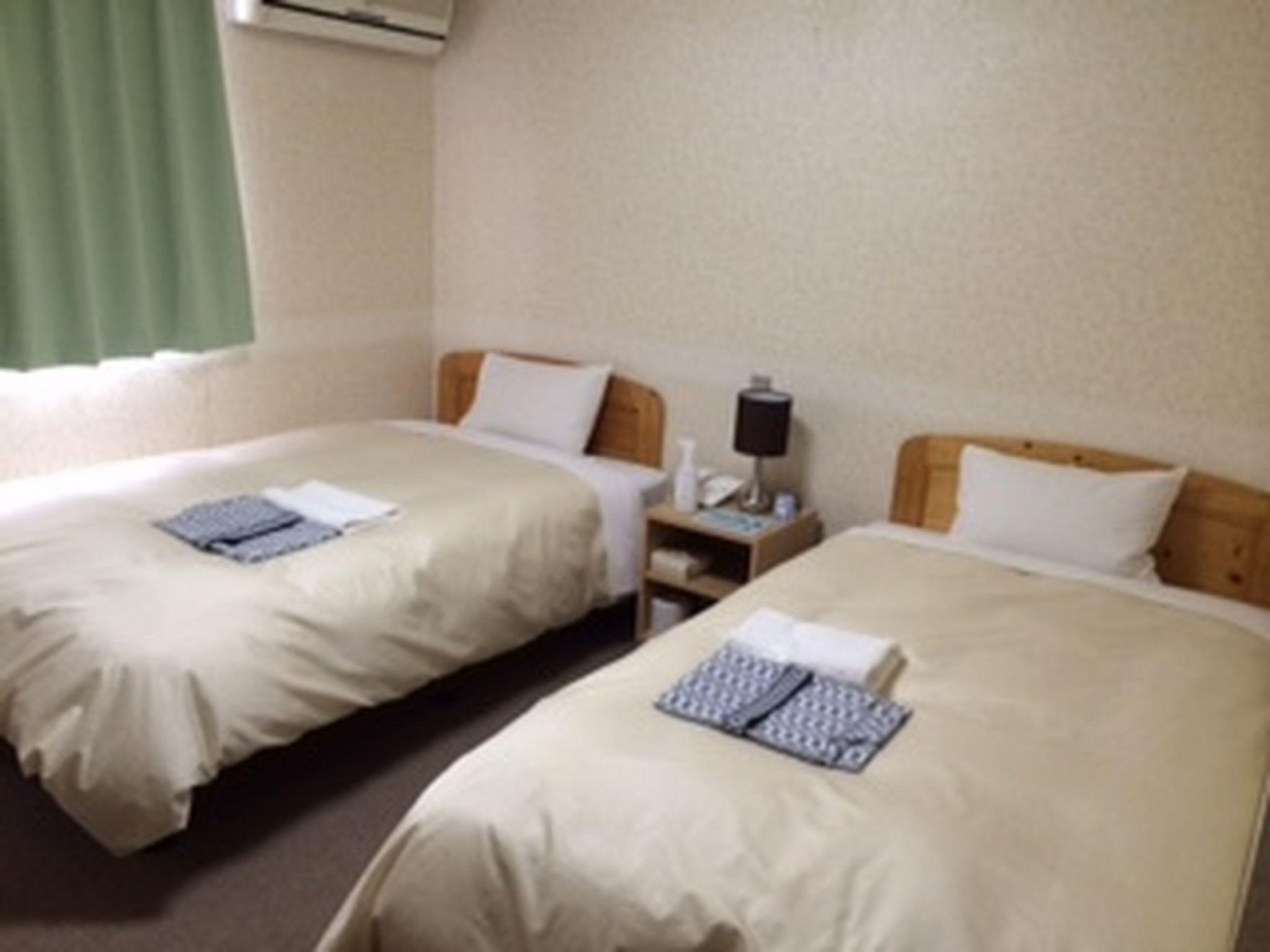 Mini, Twin Beds