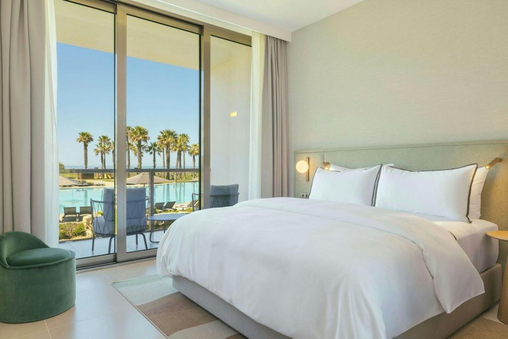 Guest Room, Deluxe, King Bed, Pool View, Balcony
