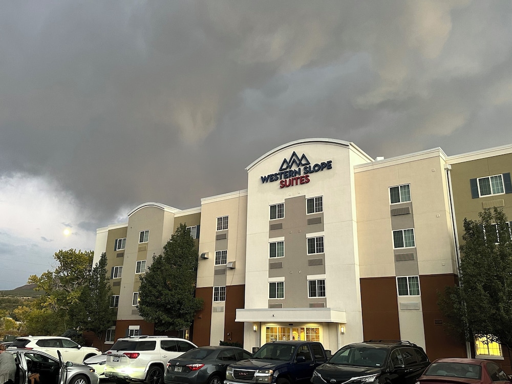 Western Slope Suites 2/59