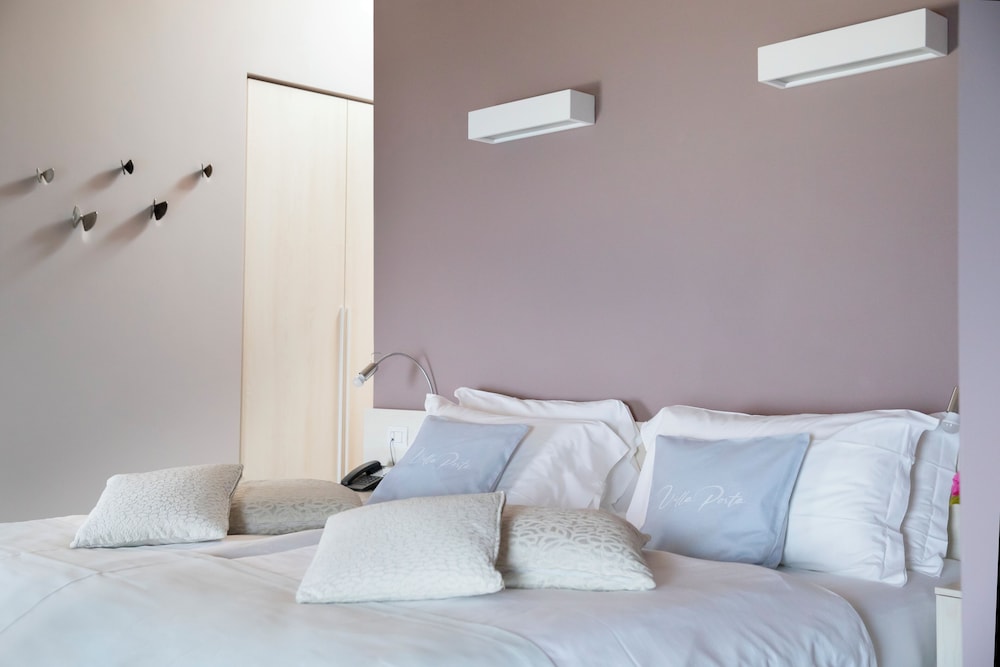 غرفة بسرير كينج بإطلالة على البحيرة، Relais Villa Porta 9/10