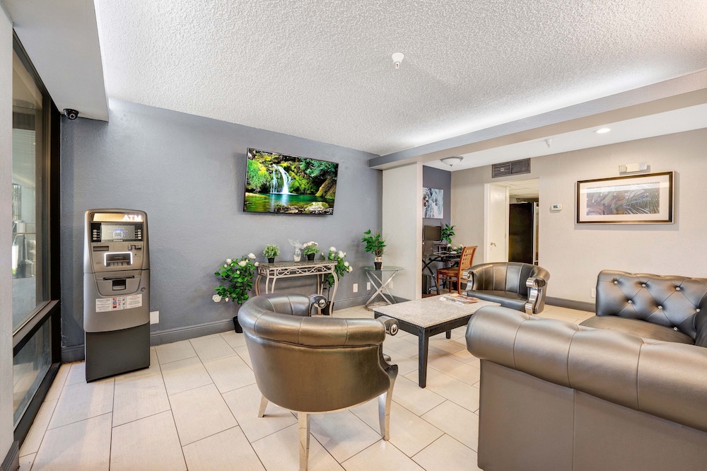 Super 8 by Wyndham Orlando Near Florida Mall 36/54