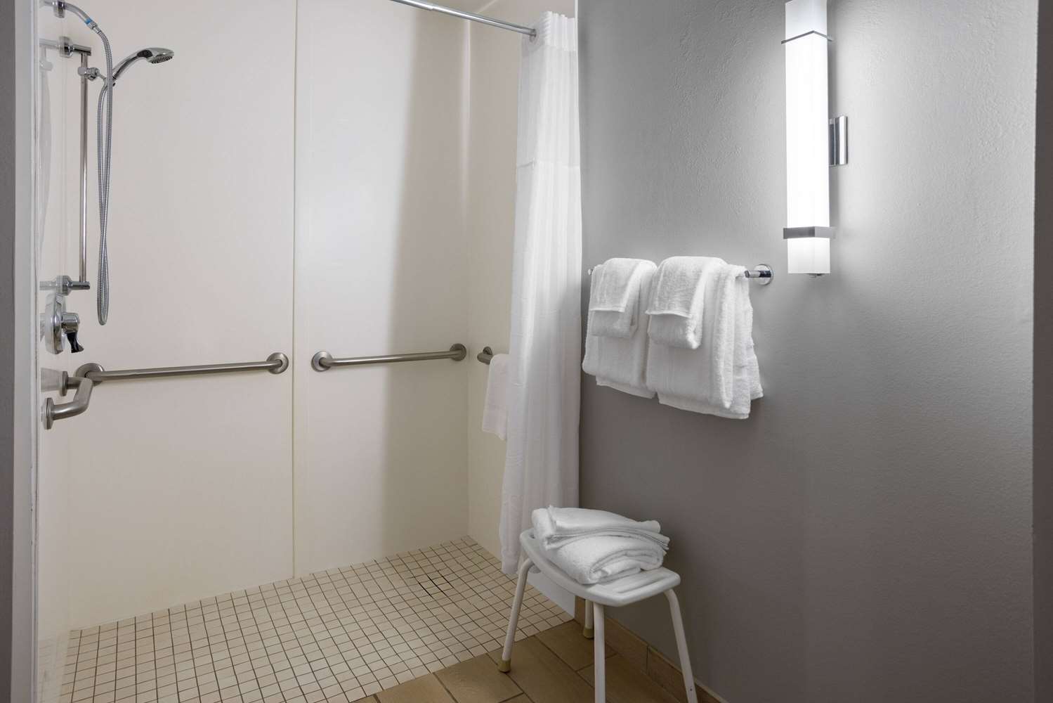 La Quinta Inn & Suites by Wyndham Mooresville 23/24